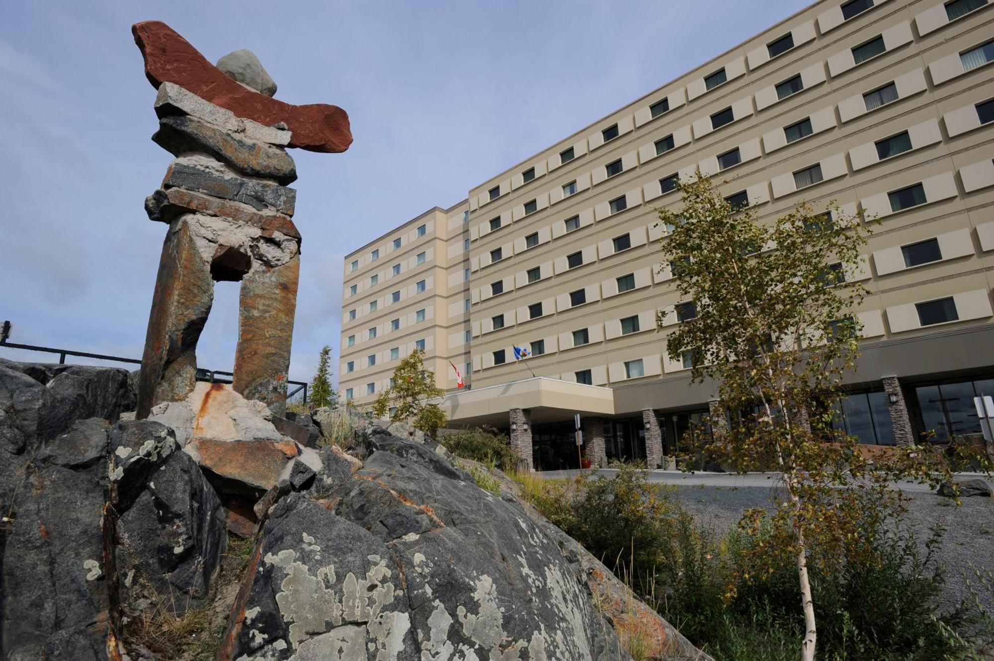 The Explorer Hotel Yellowknife Dış mekan fotoğraf